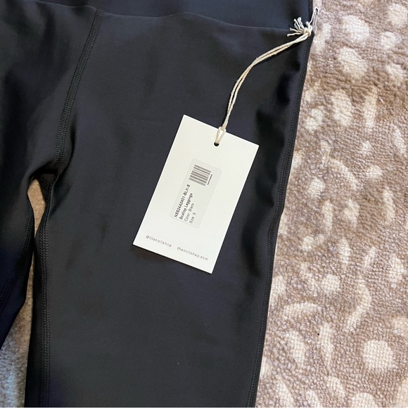 The Noli Shop scalloped leggings and sports bra top. Small - Picture 6 of 8